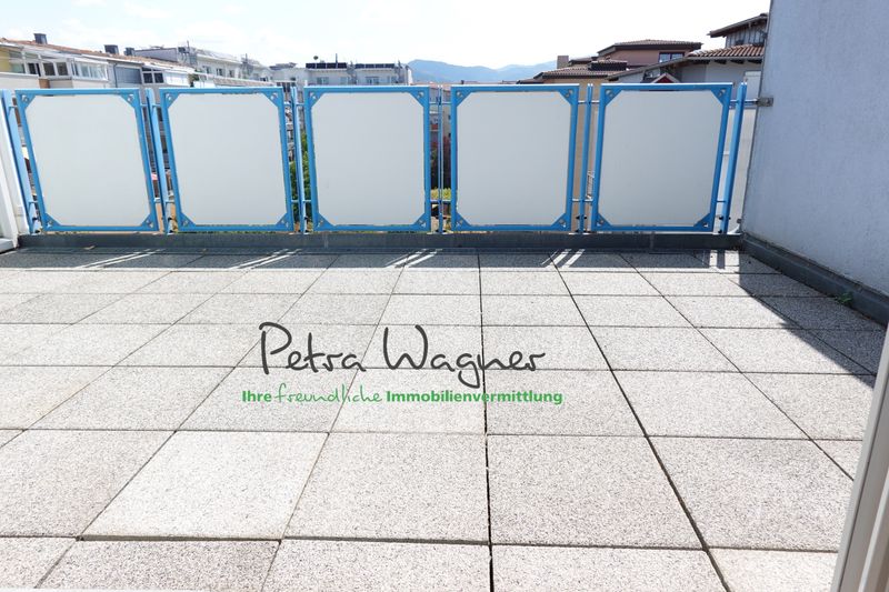 Ganz oben, mit Aufzug u. bezugsfrei: tolle 2.-Zi. Maisonette-Whg. mit 2 Balkonen, Wintergarten u. TG